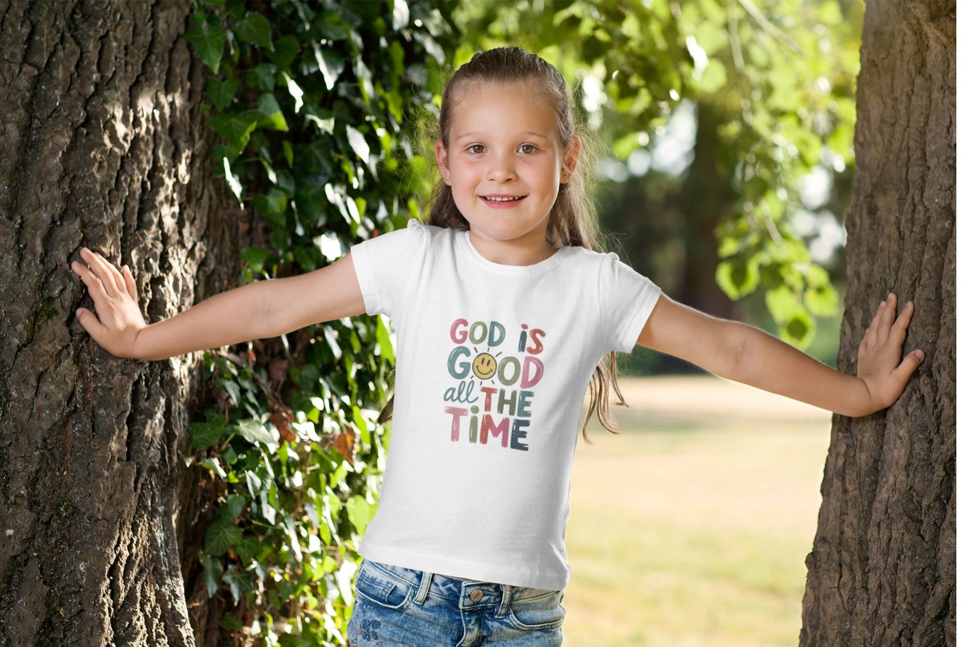 Glaubensstarke Kinderfreundliche Bibelvers-T-Shirt, Natur im Hintergrund.