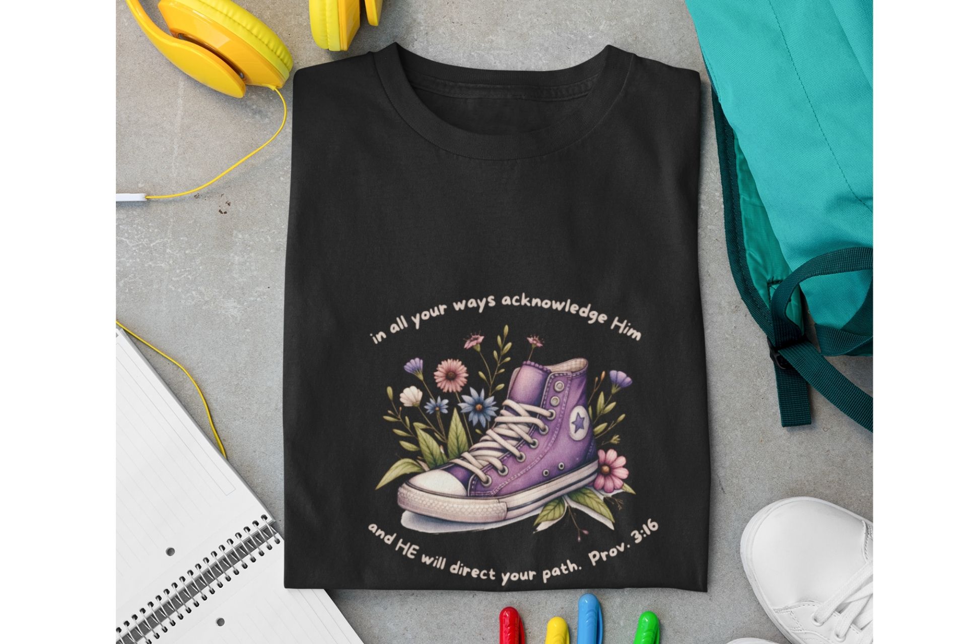 Sprüche 3,16 Sneaker süßes Girls Bio-Baumwolle T-Shirt 13 Bequeme schwarze T-Shirt mit lila Turnschuh und Blumen, christliche Botschaft.