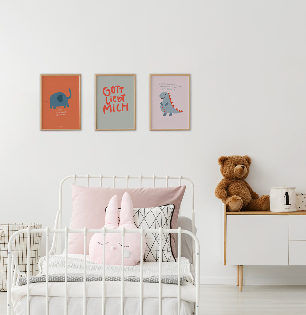 Kinderposter 17 Ein Kinderzimmer mit christlichem Dekor, Plüschhasen und Bibelbilder an der Wand.