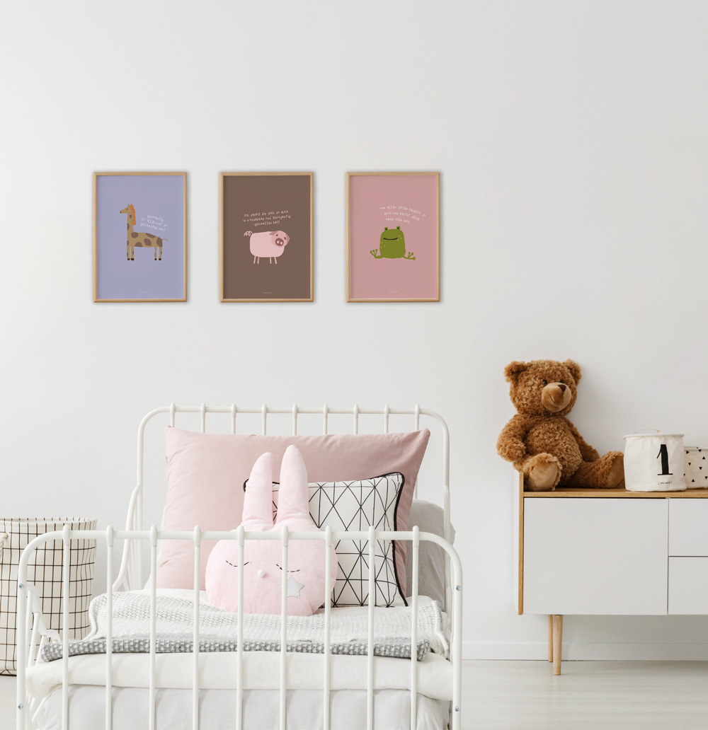 Kinderposter 18 Ein Kinderzimmer mit christlichem Dekor, Plüschtiere und biblische Wandbilder.