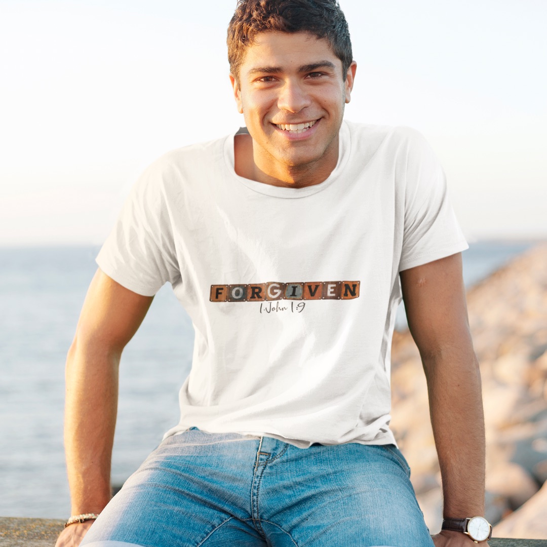 Forgiven 1.John 1:9 T-Shirt Vergebung verändert alles Bio Baumwolle 10 Glaubensstärkender junger Mann am Strand, christliche Botschaft, positive Lebenshaltung.