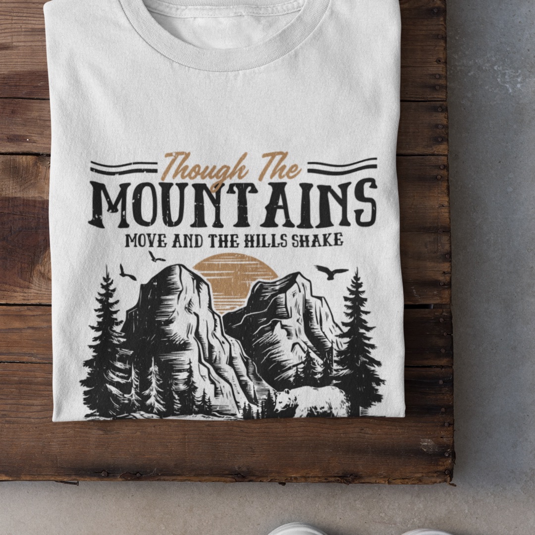 Though the Mountains Jesaja 54,10 T-Shirt Bio Baumwolle 12 Die Berge und Tannen auf einem weißen T-Shirt mit inspirierendem Bibelvers.
