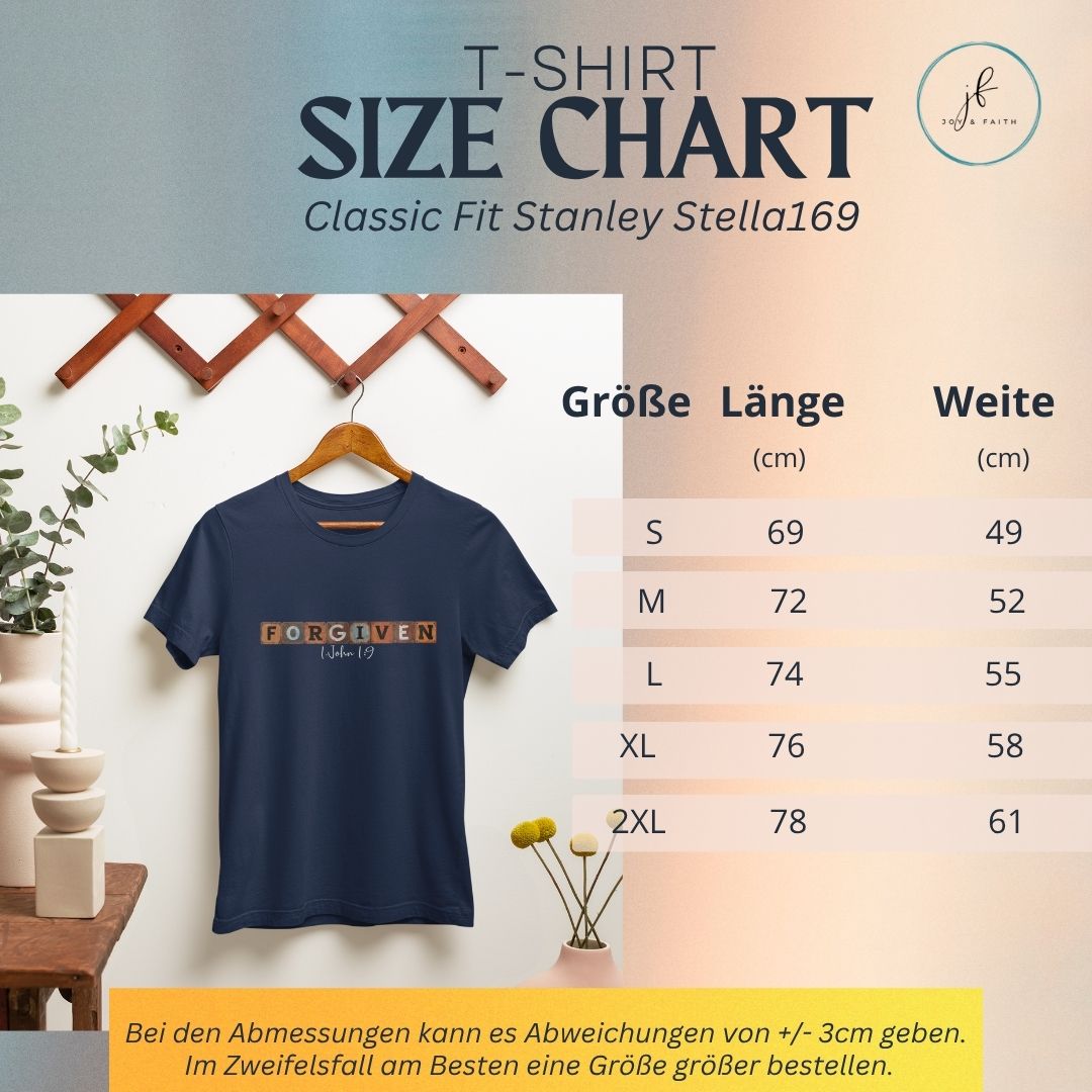 Forgiven 1.John 1:9 T-Shirt Vergebung verändert alles Bio Baumwolle 11 Ein christliches T-Shirt mit Größenübersicht und Markenname auf einem Kleiderbügel.