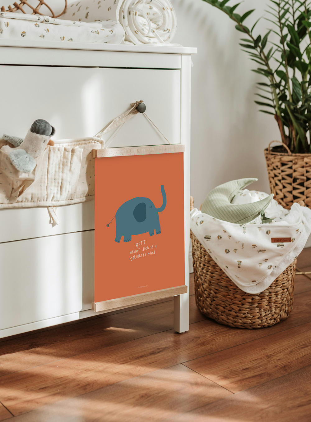 Kinderposter 15 Ein niedliches Kinderzimmer mit einem Poster eines blauen Elefanten und christlichen Botschaften, Ho.