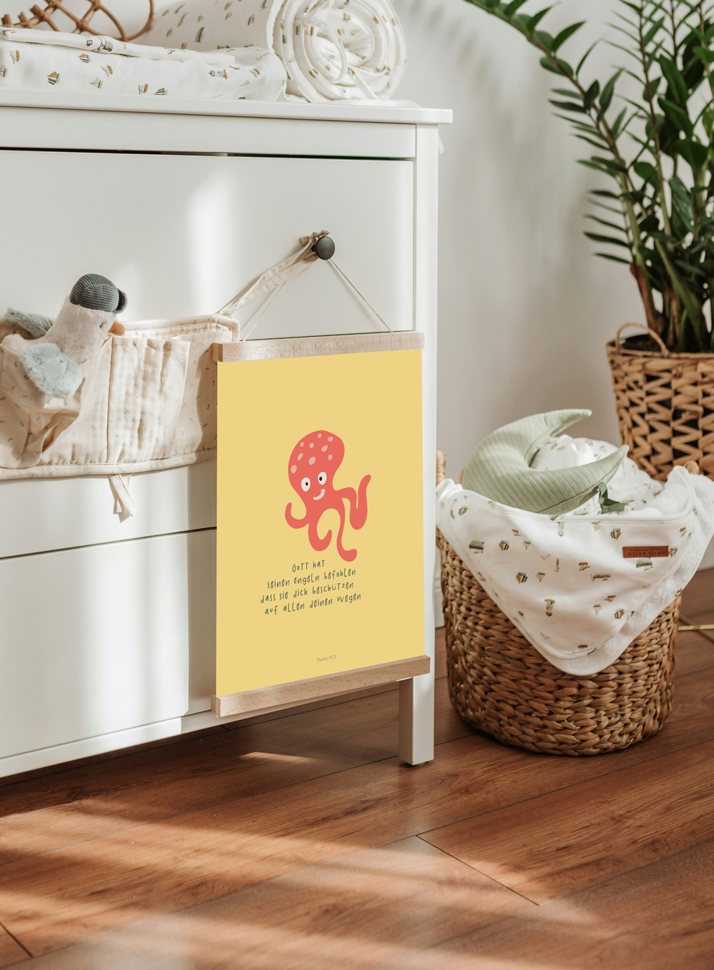 Kinderposter 14 Ein christliches Kinderzimmer mit Dekoration, Babyspielzeug und Pflanzen, ideal für Familien.