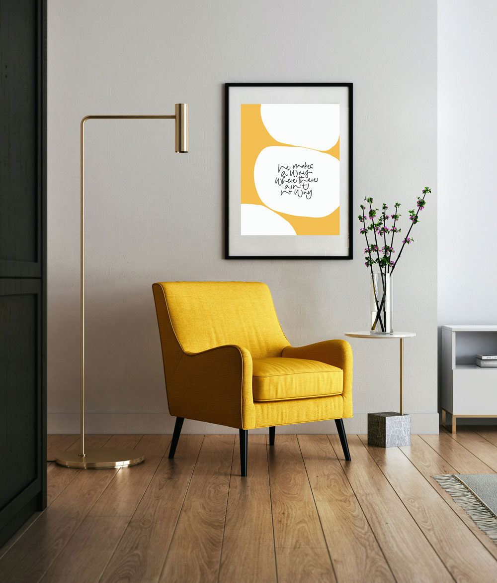 Posterserie "erlöst" 16 Ein modernes Wohnzimmer mit gelbem Sessel, Wandkunst und Pflanzen, stilvoll eingerichtet.