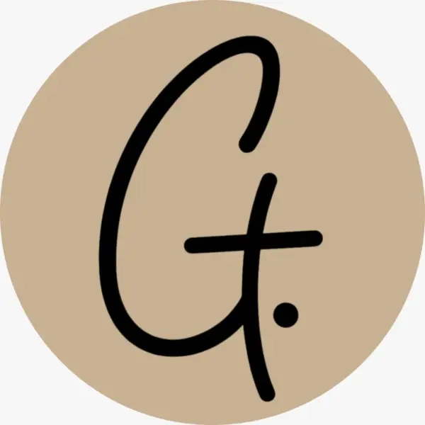 Ein christliches Logo mit stilisiertem Kreuz und Buchstabe G auf beigem Hintergrund.