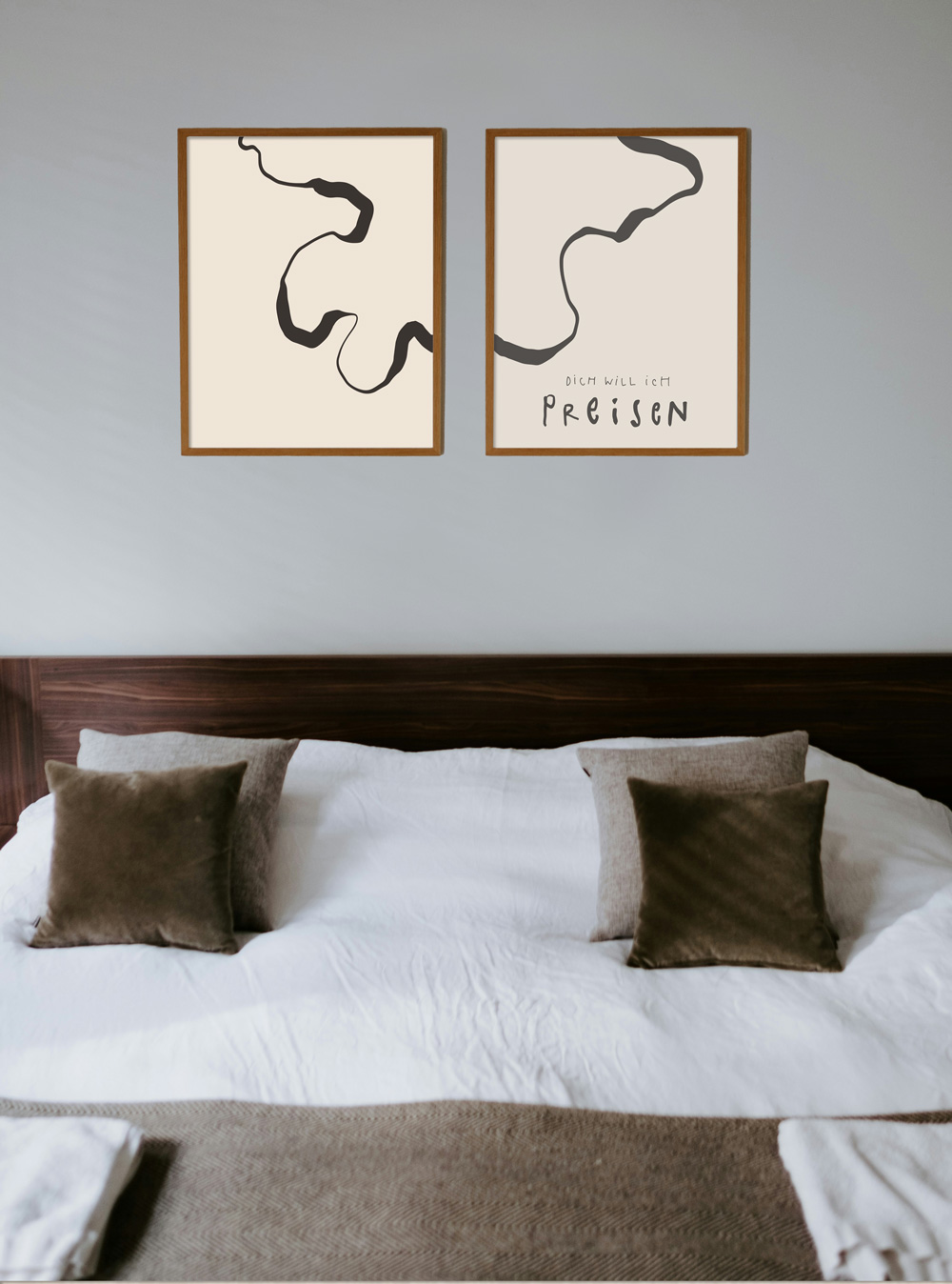 POSTER-DUO "DICH WILL ICH PREISEN" 2 Schlafzimmer mit zwei abstrakten Kunstwerken und vier Kissen auf dem Bett.
