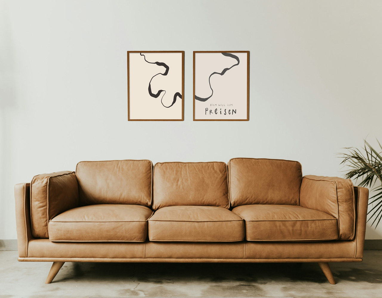 POSTER-DUO "DICH WILL ICH PREISEN" 3 Eleganter brauner Ledersofa in modernem Wohnzimmer mit Kunstwerken an der Wand.