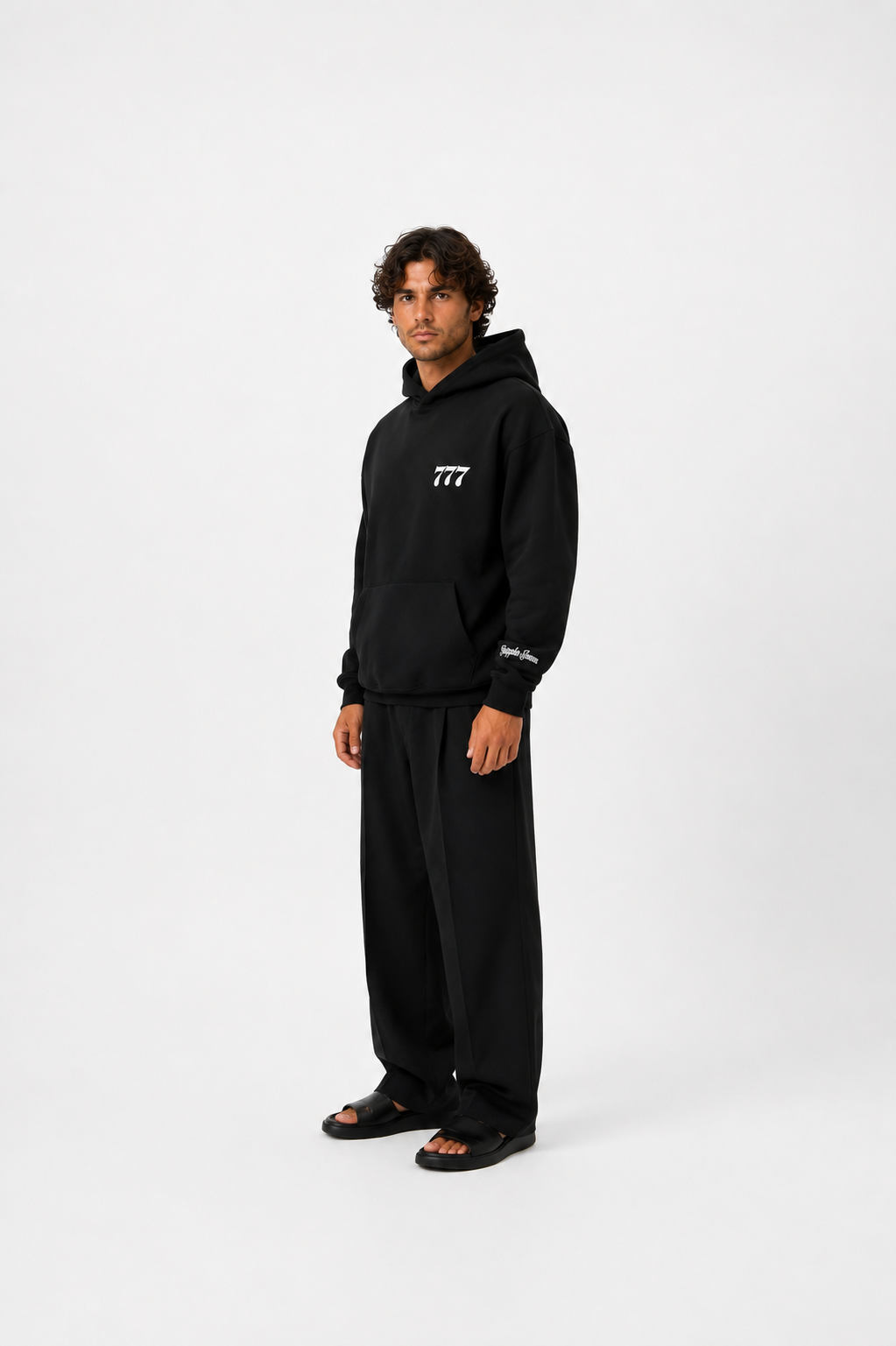 Winner Hoodie 10 Ein junger Mann trägt schwarze christliche Mode-Hoodie und bequeme Hosen, entspanntes Styling.