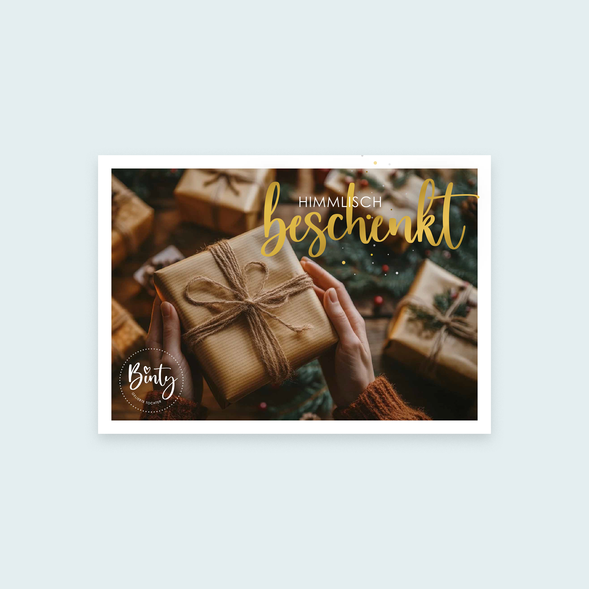 Postkarten Bundle | Winteredition Elise 4 Geschenkverpackung mit Weihnachtsgeschenk und festlicher Dekoration.