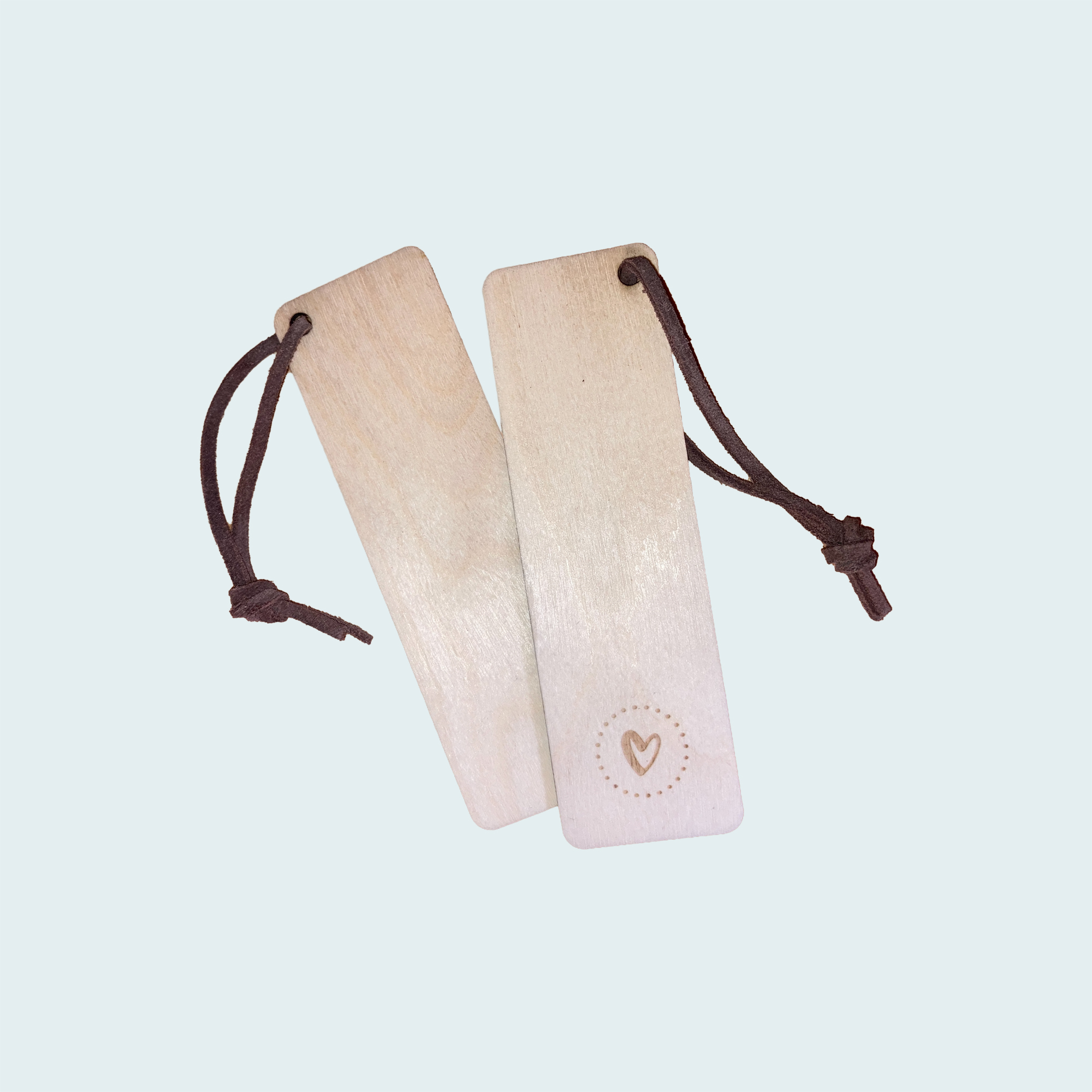Holzlesezeichen 1 Zwei Holzschilder mit Herzsymbol und Schnur für christliche Geschenke.