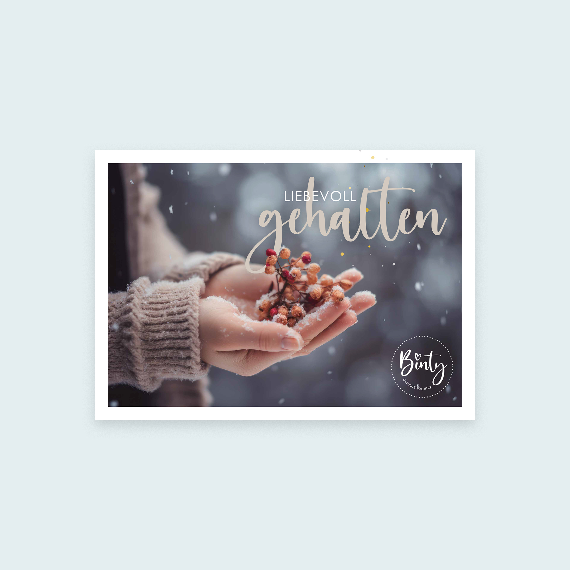 Postkarten Bundle | Winteredition Elise 3 Hand hält winterliche Beeren mit Schneefall, liebevoll genäht, Weihnachtsstimmung.