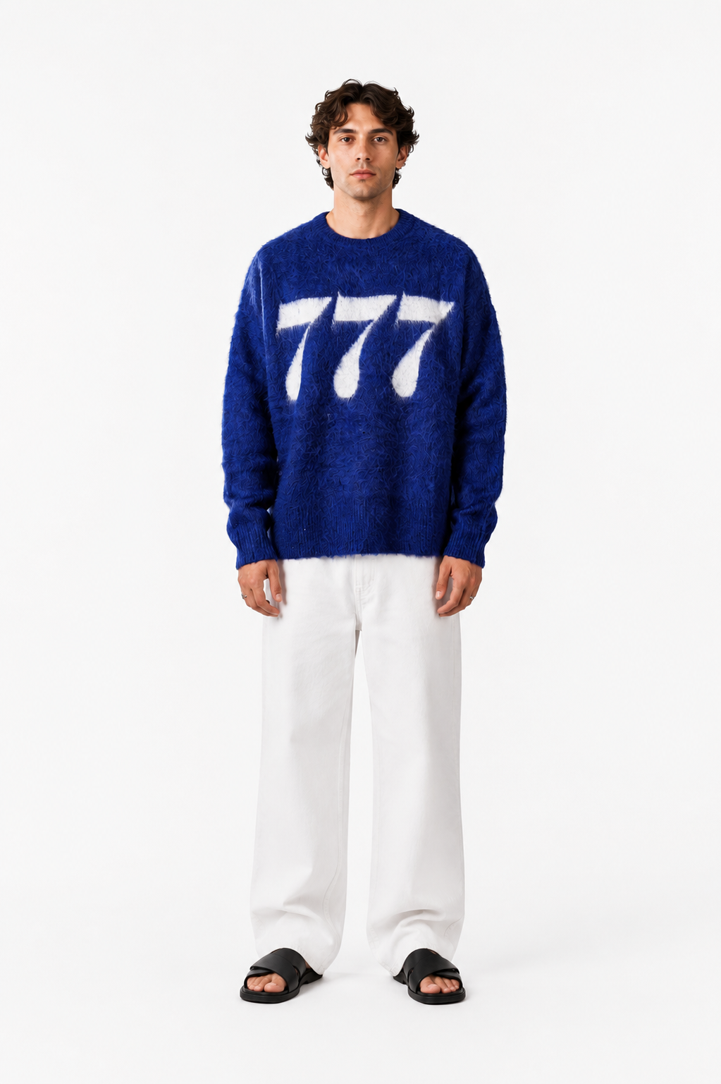 Der junge Mann trägt einen blauen Pullover mit weißen Sieben, christliches Modeaccessoire.