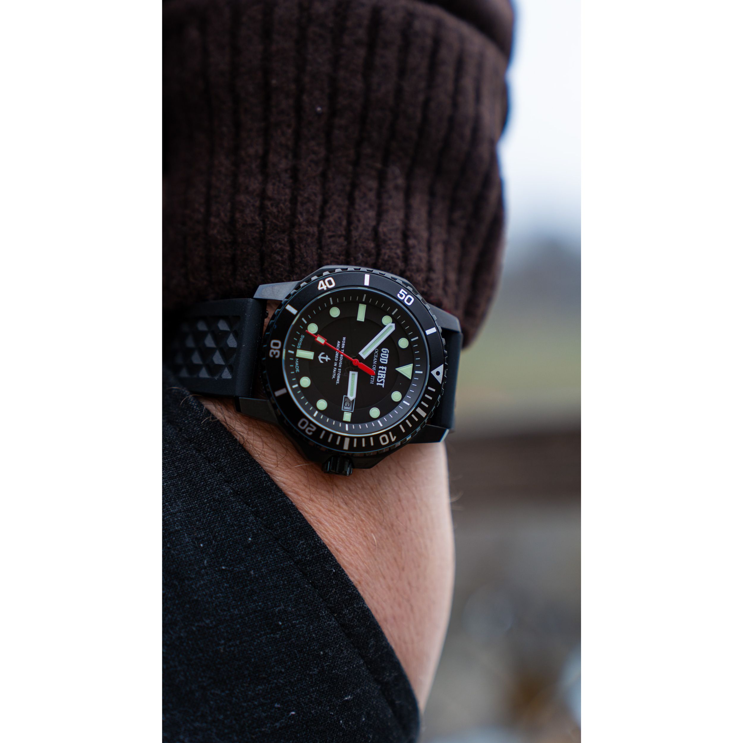 OCEAN OF FAITH - Schweizer Uhr inspiriert vom Glauben - All Black 2 Sportliche Armbanduhr mit schwarzem Zifferblatt und grünem Akzent am Handgelenk.