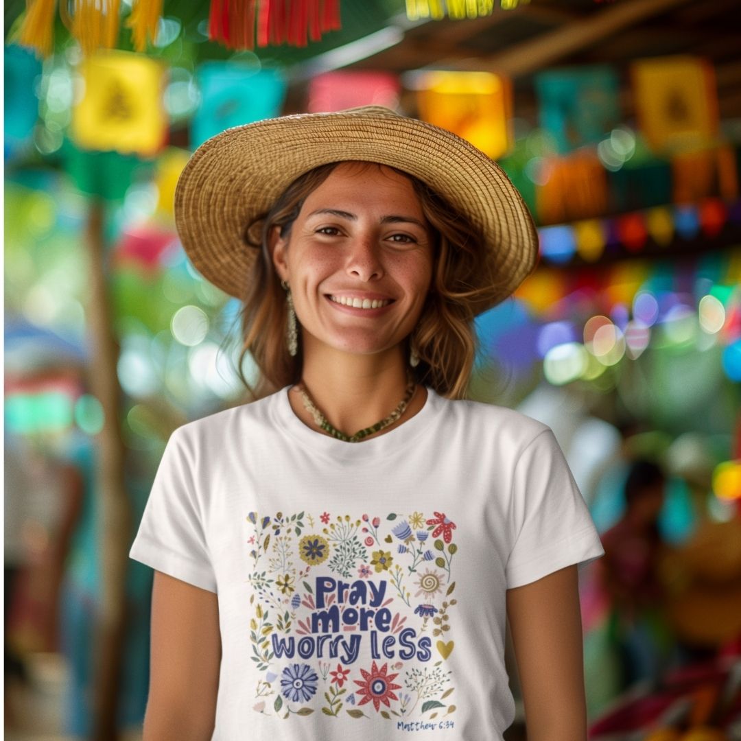 Pray more -worry less Mutmachendes T-Shirt Bio Baumwolle 14 Gebet T-Shirt mit Blumenmuster und dem Text "Pray more worry less" auf einem Markt in Mexiko.