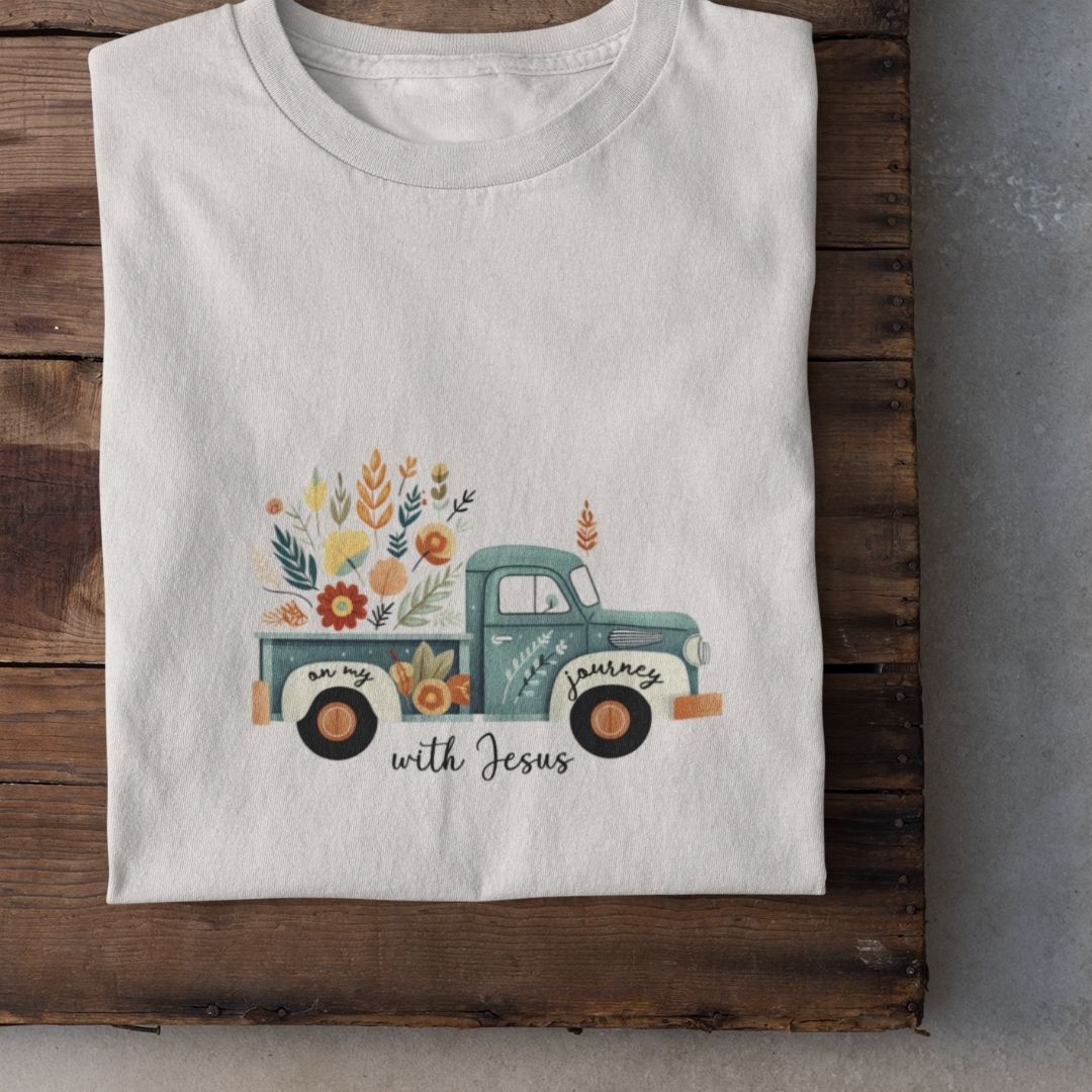 On my Journey with Jesus T-Shirt Bio Baumwolle 16 Ein T-Shirt mit einem vintage Truck und Blumen, christliches Design, für Glauben und Inspiration.
