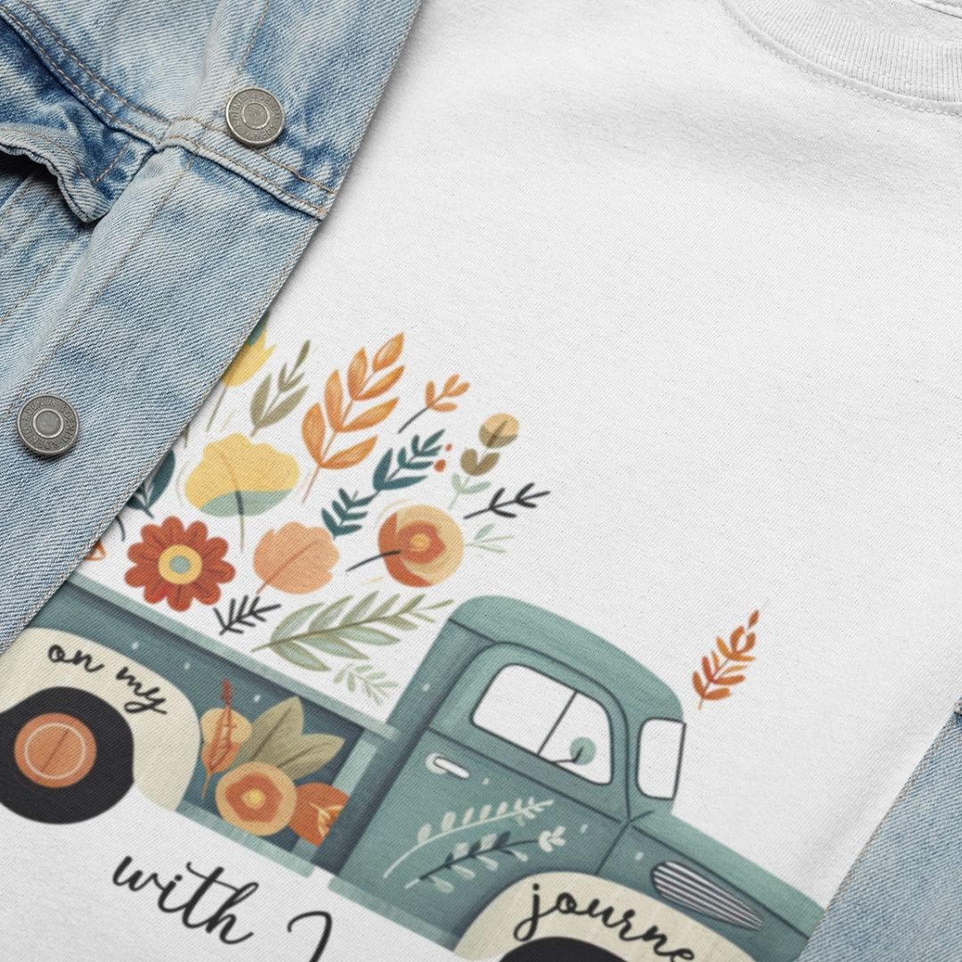 On my Journey with Jesus T-Shirt Bio Baumwolle 14 Ein nachhaltiges T-Shirt mit Blumenmuster und Pick-up Truck, ideal für christliche Mode.