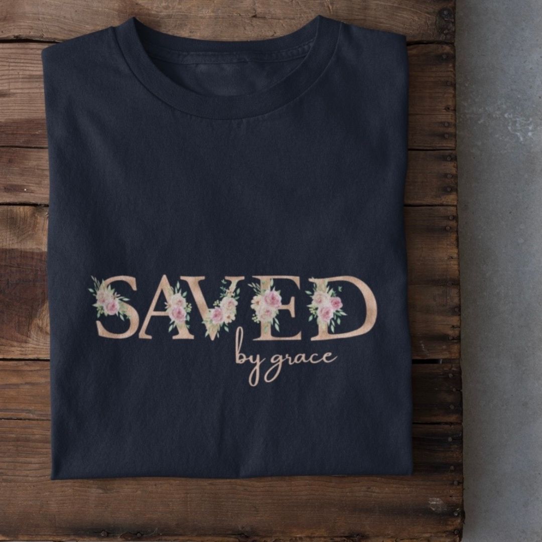 Saved by Grace - edles T-Shirt Bio Baumwolle 11 Gerechter T-Shirt mit "Saved by Grace" Blumen-Design, christliches Mode-Statement.