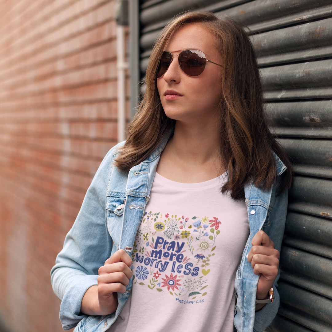 Pray more -worry less Mutmachendes T-Shirt Bio Baumwolle 16 Betty Boop in a denim jacket and sunglasses standing outdoors near a metal shutter.