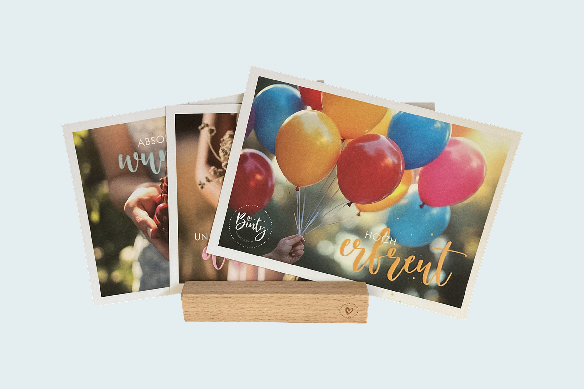Bunte Ballons mit christlichem Motiv und Text auf Postkarten.
