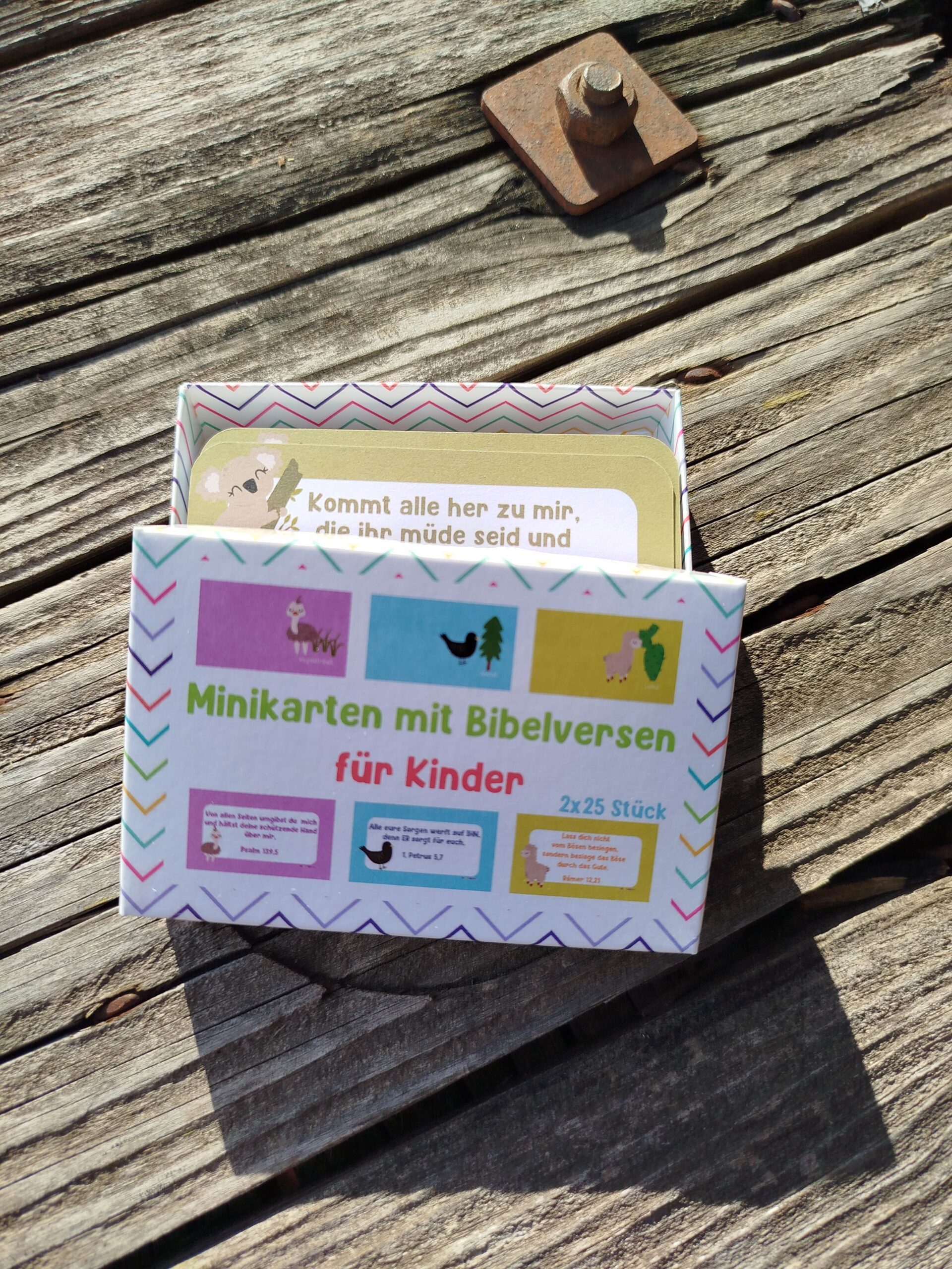 Minikarten mit Bibelversen 14 Kinder Minikarten mit Bibelversen in einer bunten Box auf Holzuntergrund.