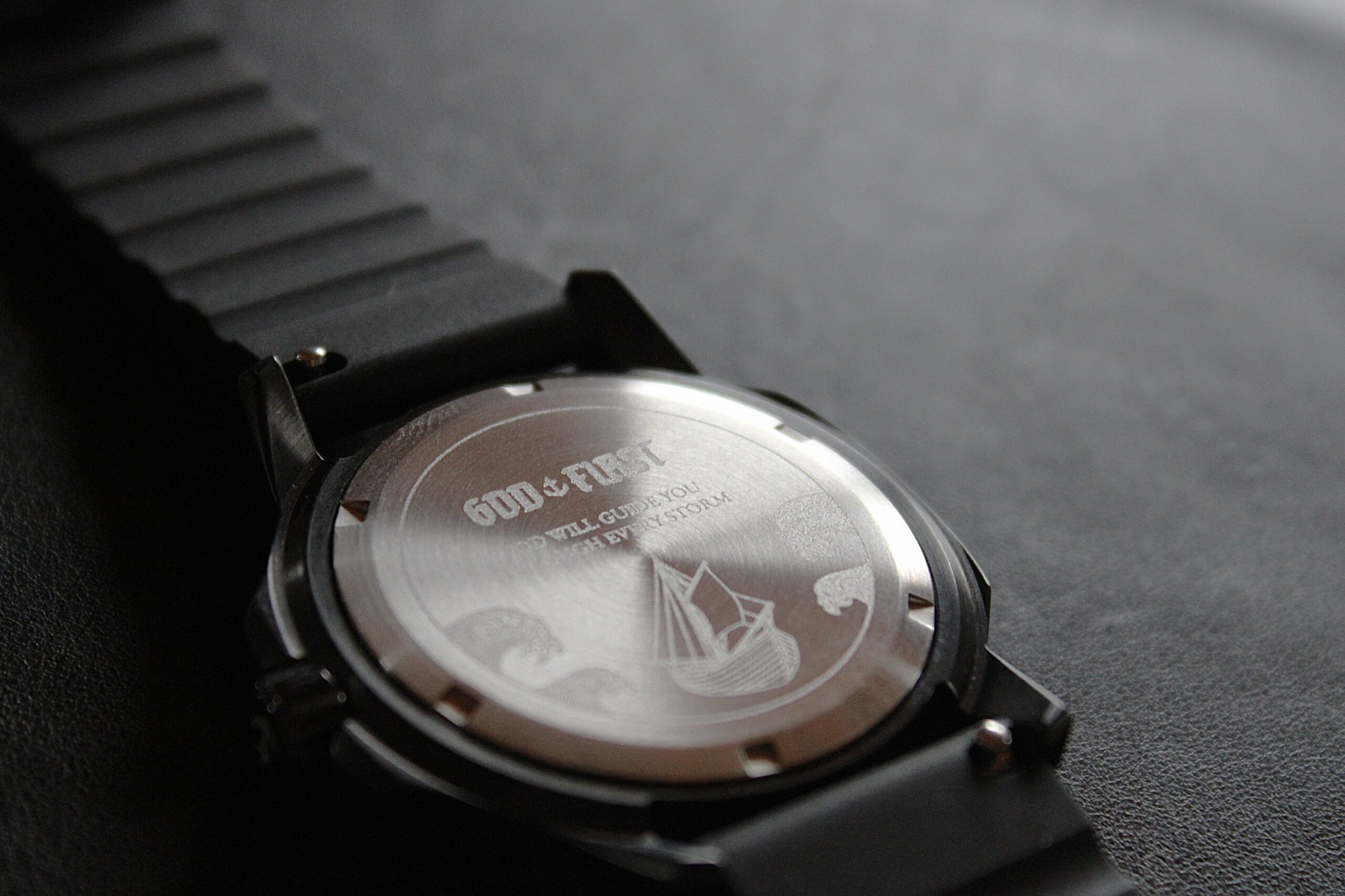 OCEAN OF FAITH - Schweizer Uhr inspiriert vom Glauben - All Black 3 Christliche Uhr mit Segelboot-Design auf der Rückseite, stilvoll und elegant.