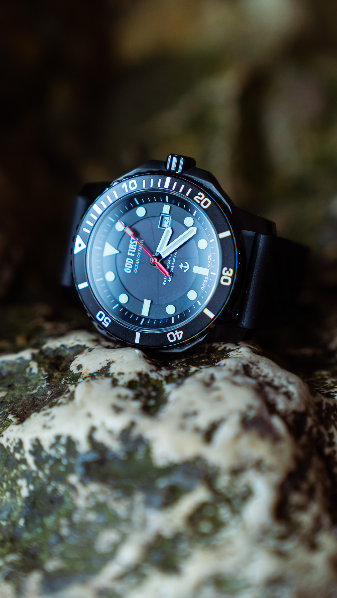 OCEAN OF FAITH - Schweizer Uhr inspiriert vom Glauben - All Black 5 Modischer Armbanduhr mit blauer Zifferblatt auf Naturstein.