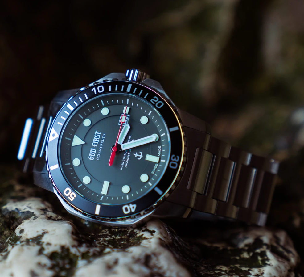 OCEAN OF FAITH - Schweizer Uhren inspiriert vom Glauben - Grünes Zifferblatt 3 Hochwertige Taucheruhr mit Edelstahlarmband auf Naturstein.