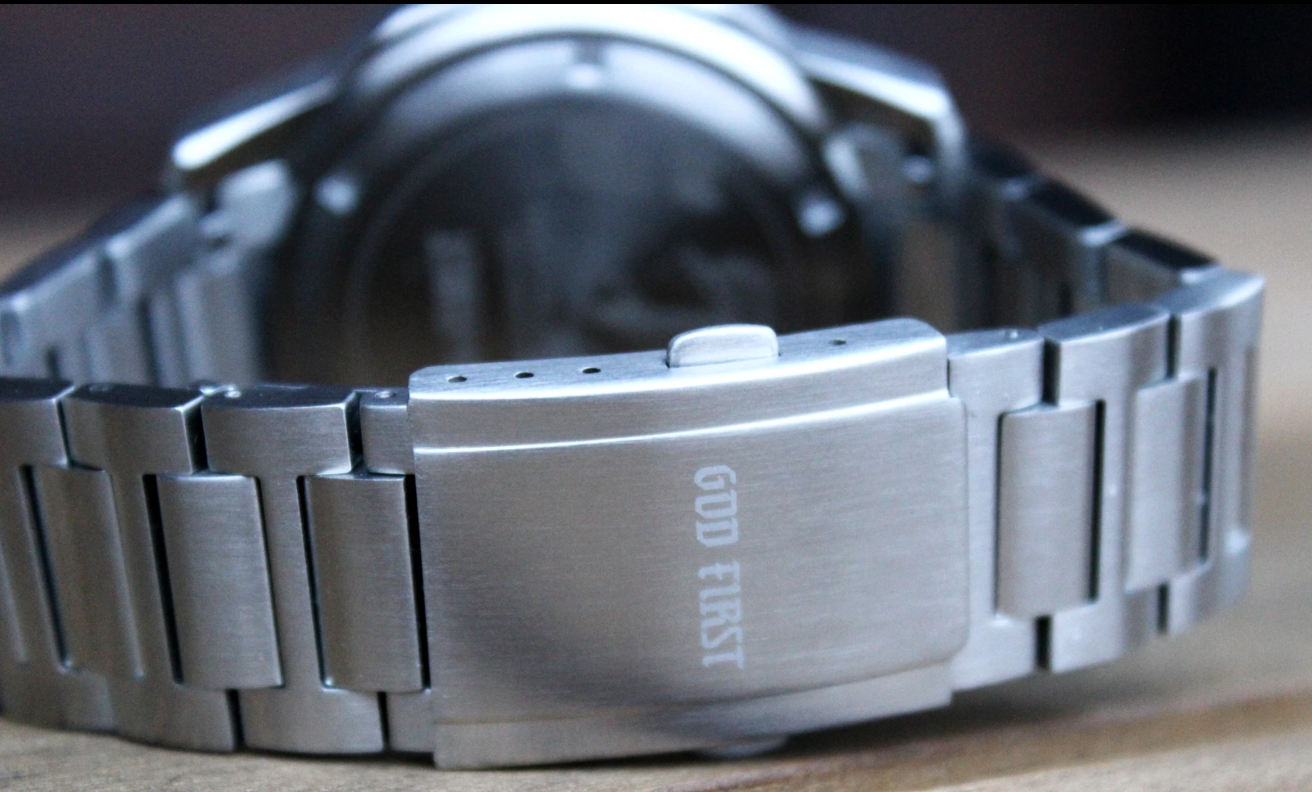 OCEAN OF FAITH - Schweizer Uhren inspiriert vom Glauben - Grünes Zifferblatt 4 Silberarmbanduhr mit Gravur 'Gott vertraue' auf Edelstahlarmband.