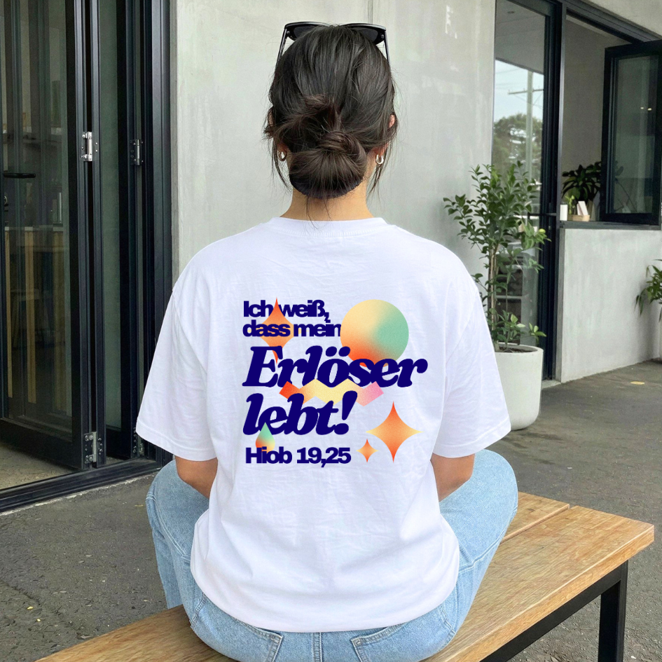 „ICH WEISS, DASS MEIN ERLÖSER LEBT" – Christliches T-Shirt 9 Junge Frau mit Bibel-T-Shirt mit christlichem Spruch im Freien.