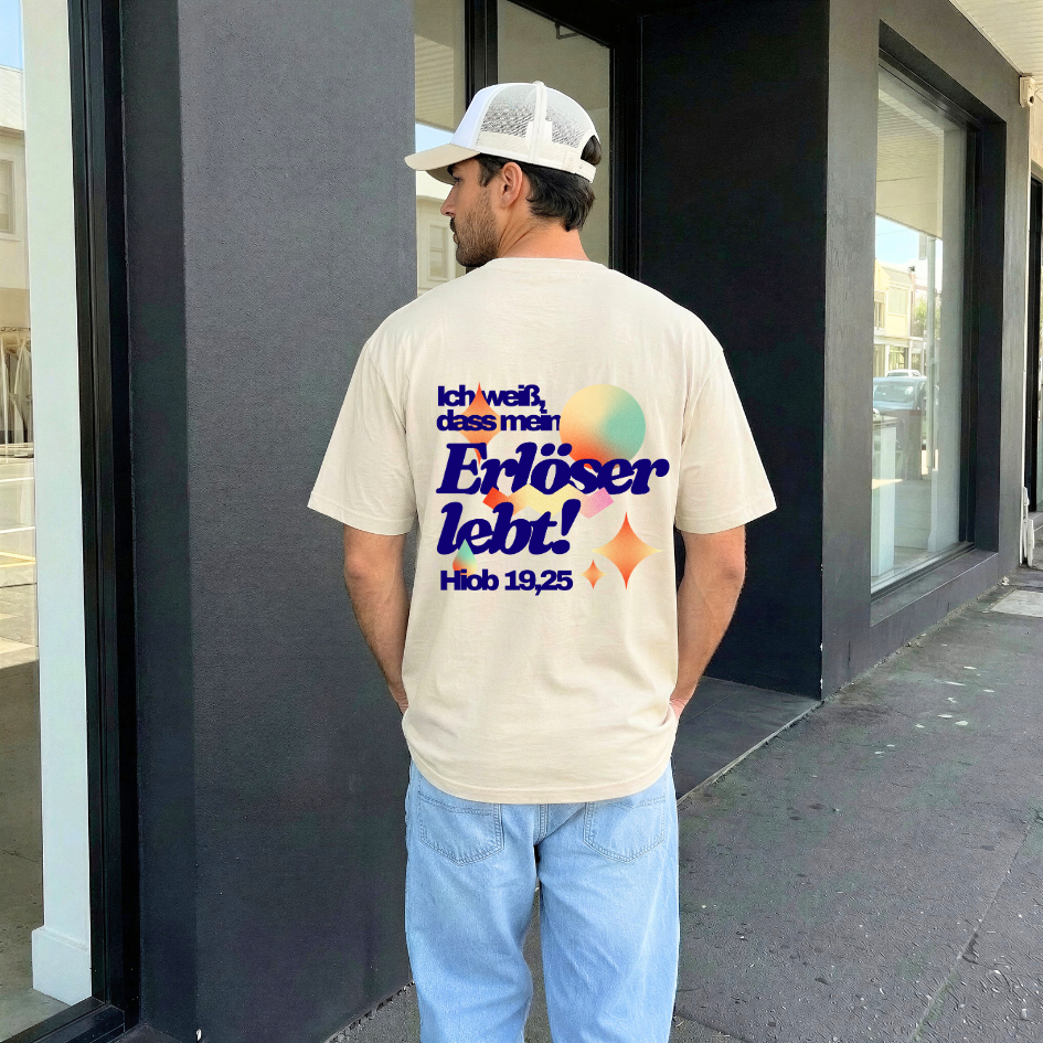 „ICH WEISS, DASS MEIN ERLÖSER LEBT" – Christliches T-Shirt 11 Mann trägt T-Shirt mit Bibelvers Hiob 19,25 auf christlichem Marktplatz in Deutschland.