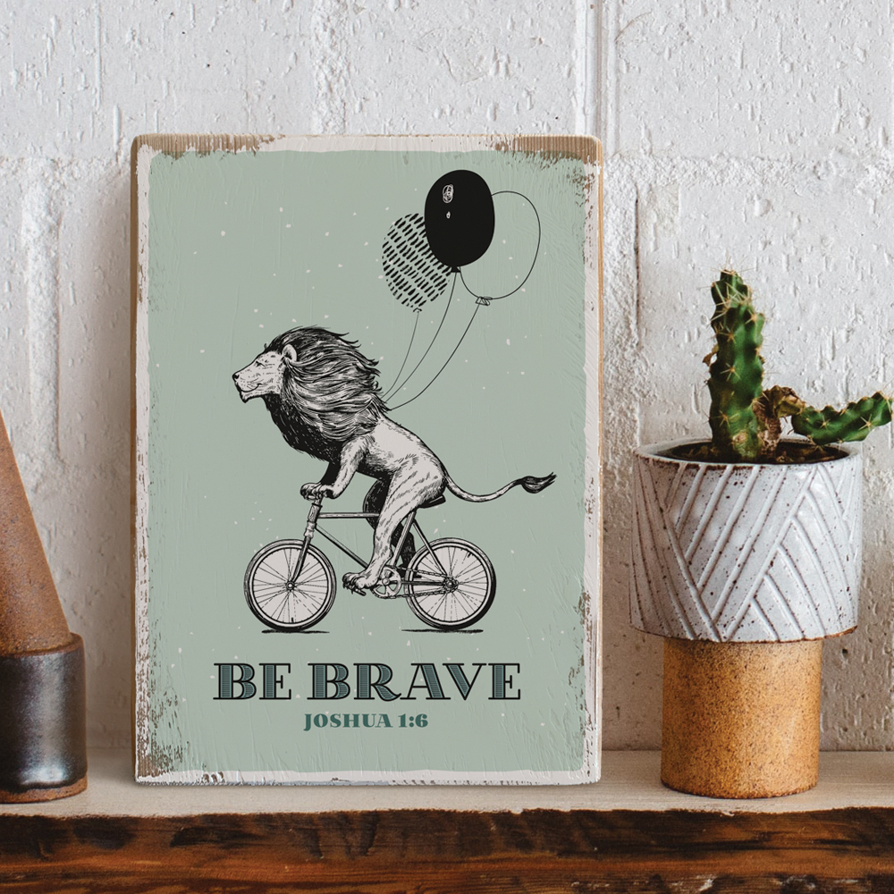 Dekoschild "Be Brave" mintgrün 1 Motivierendes Bibelzitat mit Löwe auf Fahrrad, 'Sei mutig', Joshua 1:6.