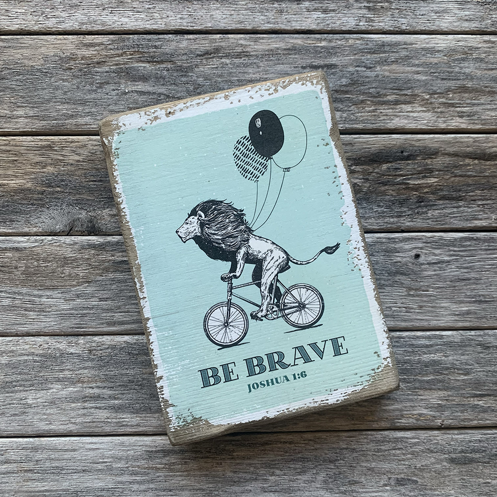 Dekoschild "Be Brave" mintgrün 2 Motivierendes Wandbild mit Löwe auf Fahrrad und Ballons, Bibelvers Joshua 1:6.