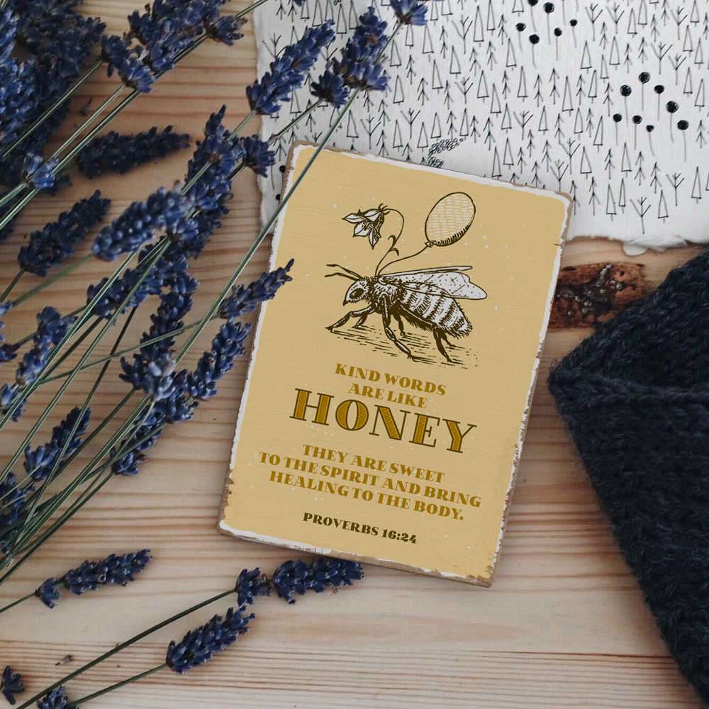 Dekoschild "Honey" 1 Bibelzitat über Honig mit Lavendel und Stoff im Hintergrund.