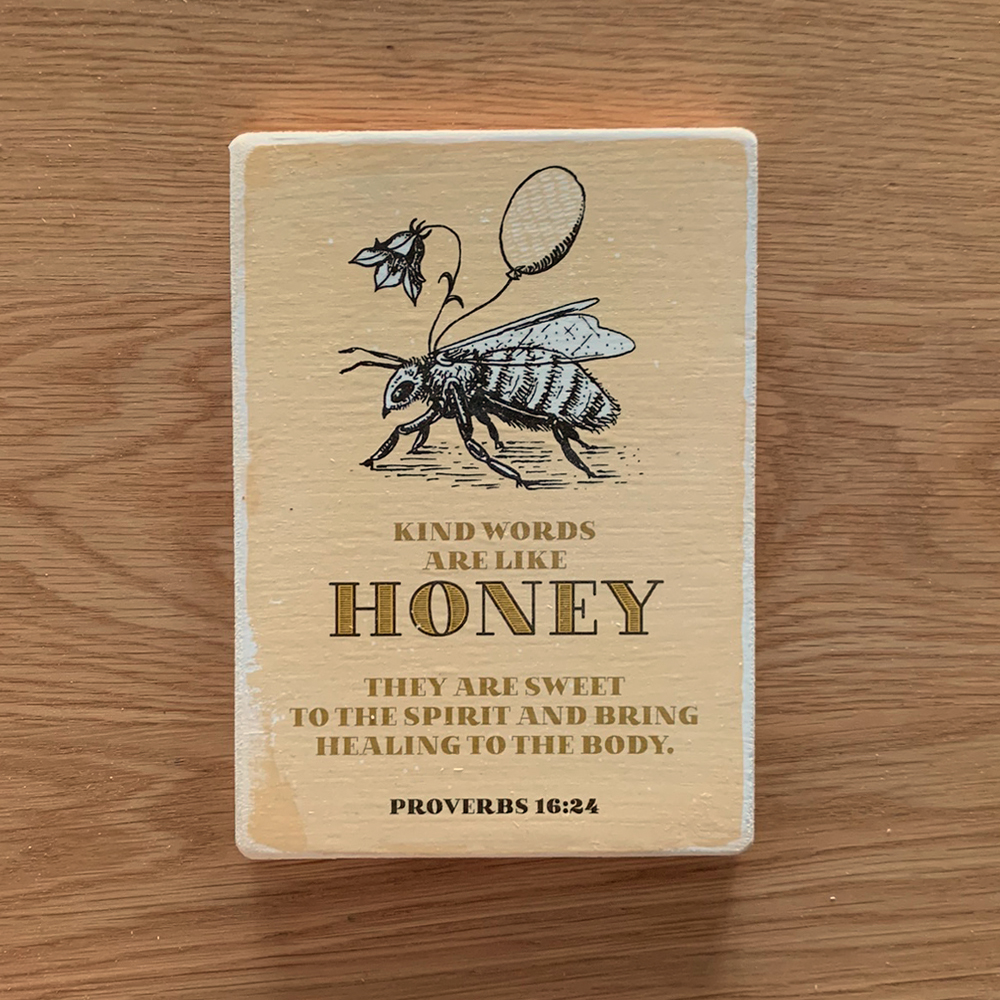 Dekoschild "Honey" 3 Buch mit Honigbiene und Bibelvers Proverbs 16:24 auf Holzuntergrund.