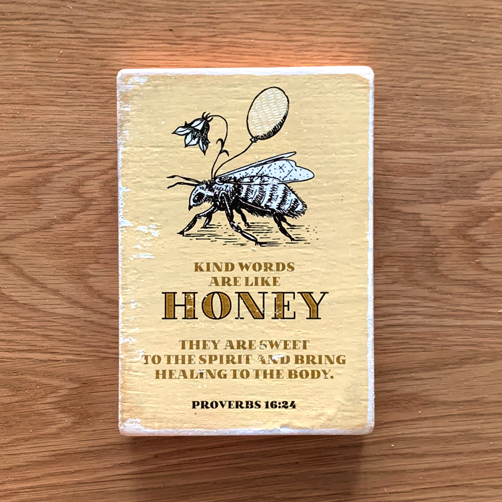 Dekoschild "Honey" 2 Bibelzitat über Honig und Freundlichkeit auf Holzblock.