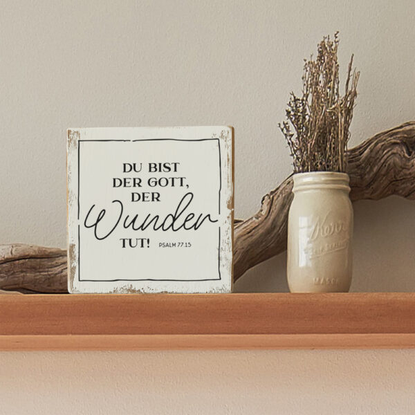 Christliche Wanddekoration mit Psalm 77:15 und Trockenblumen in Vase.