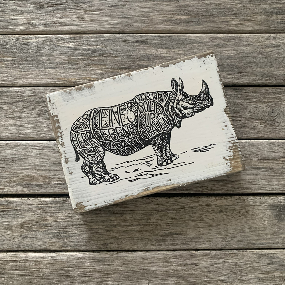 Dekoschild "Hippo" 4 Kunstvolles Holzschild mit Rhinozeros-Design und Bibelvers in Schwarz-Weiß.