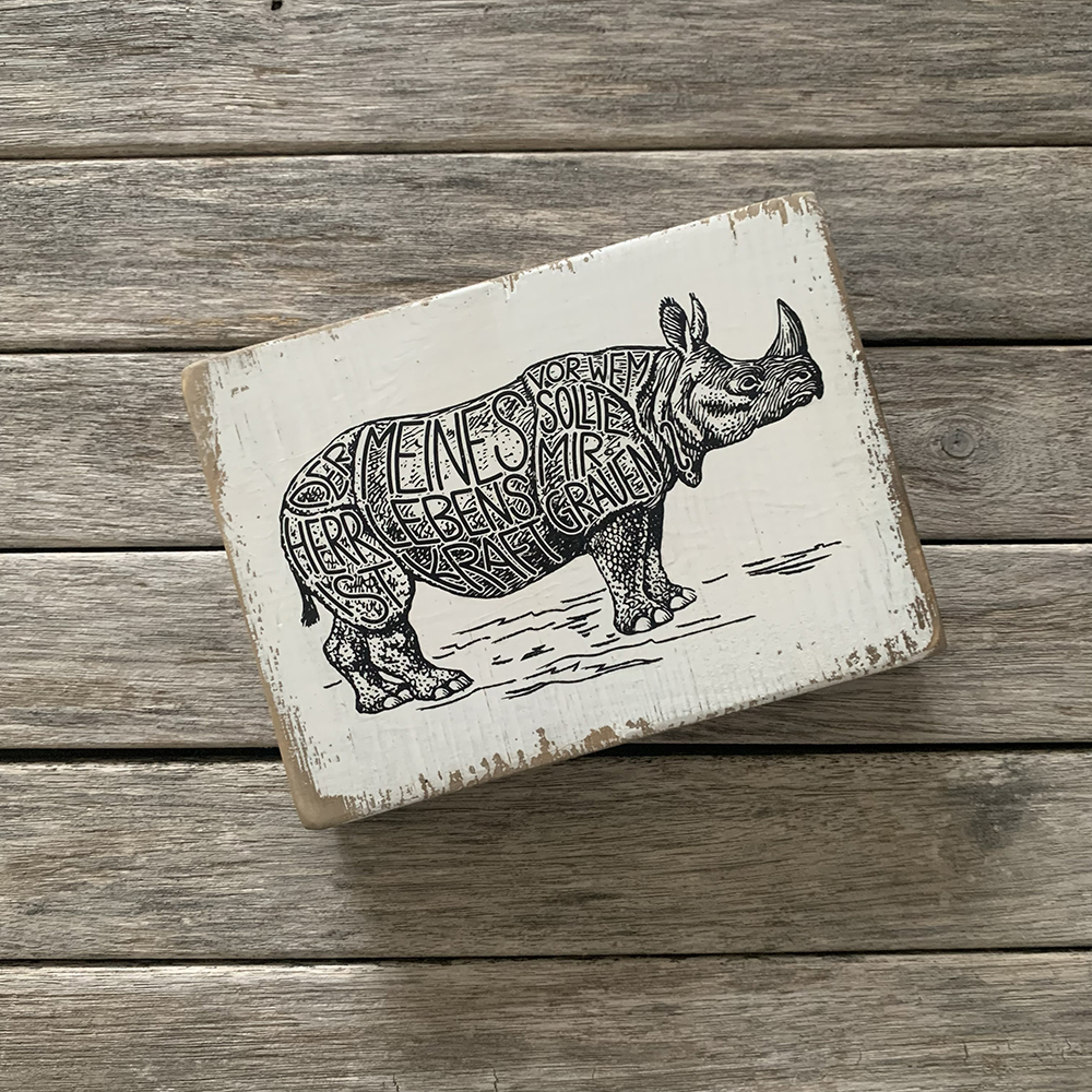 Dekoschild "Hippo" 3 Holzschild mit biblischer Tierillustration eines Nashorns mit deutschen Bibelversen.