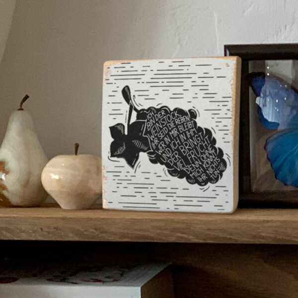 Kunstwerk mit Bibelvers auf Holzblock, christliche Dekoration, Mookho.de.