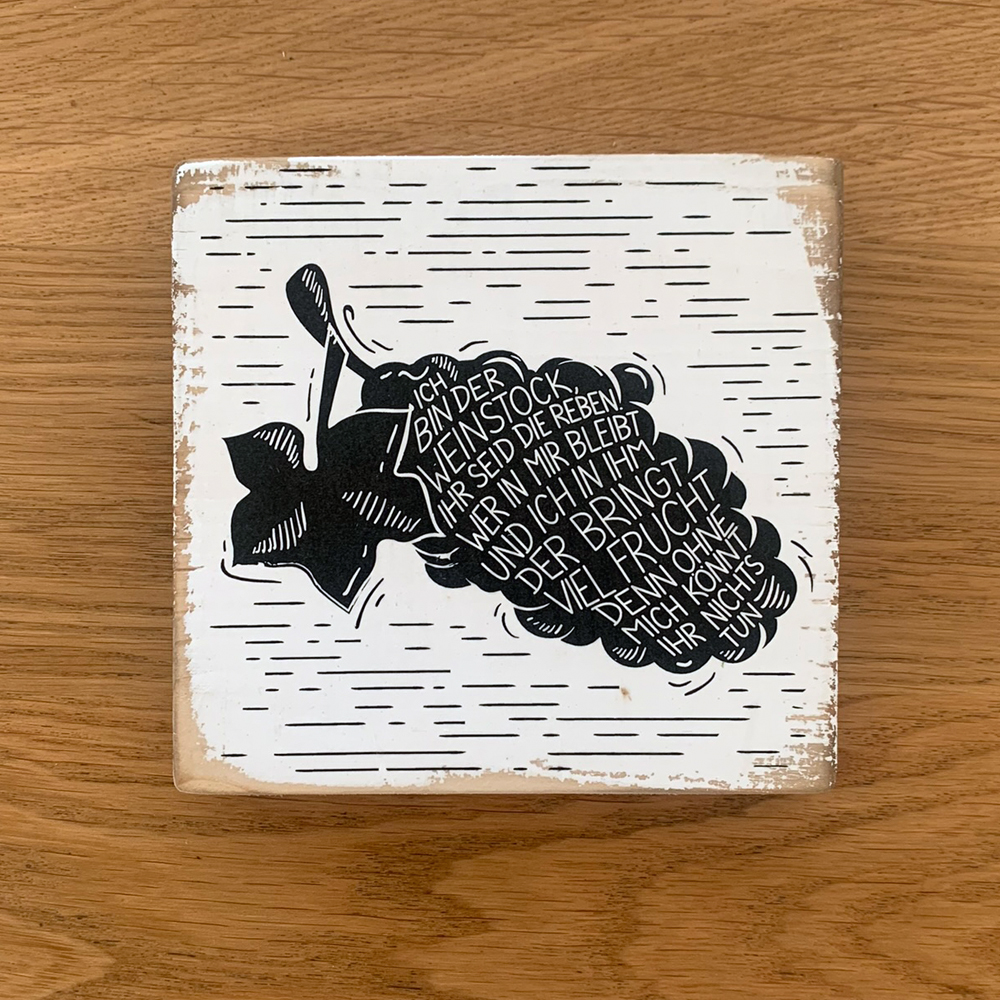 Dekoschild "Rebe" 2 Holzblock mit Bibelvers in schwarzer Schrift auf weißem Hintergrund.