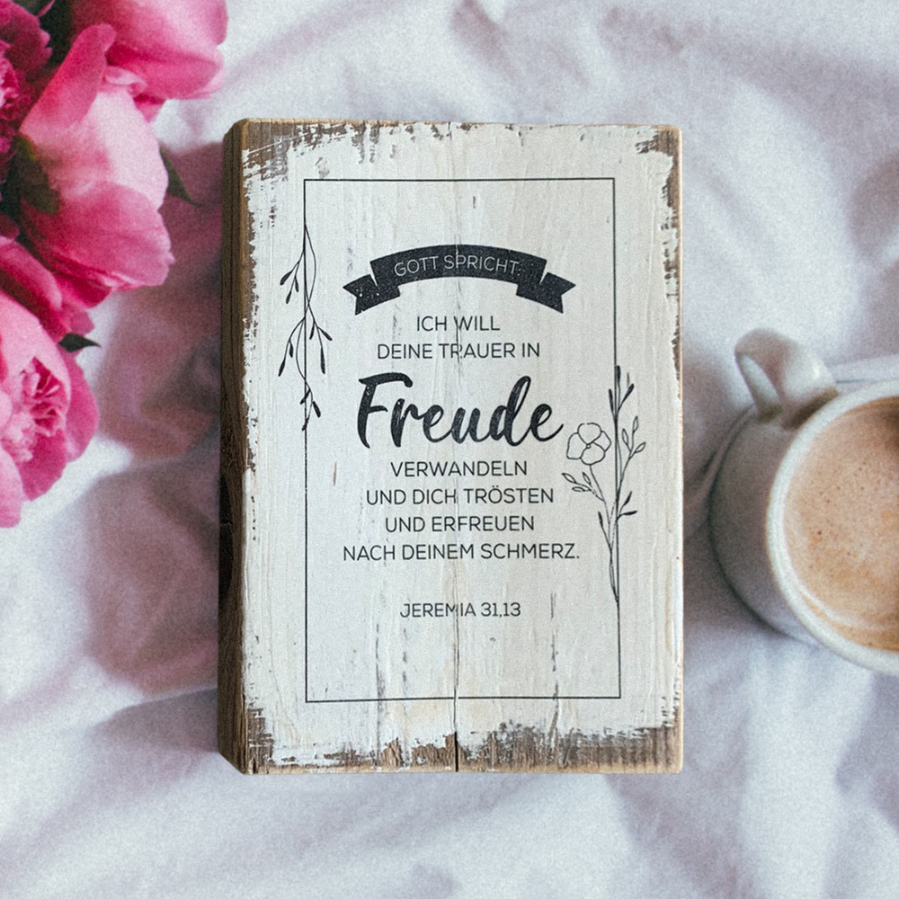 Dekoschild "Trauer Freude" 1 Inspirierendes christliches Zitat auf Holzschild mit Blumen und Tasse.