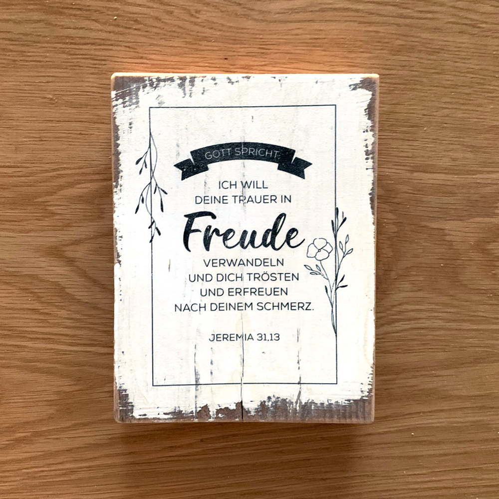Dekoschild "Trauer Freude" 3 Christliches Holzschild mit Bibelvers Jeremia 31,13 in weißem Vintage-Stil.