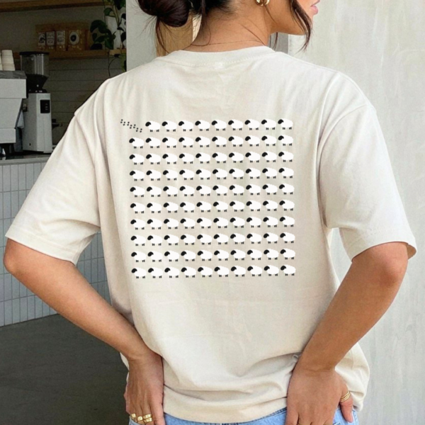 Weißes T-Shirt mit schwarzem und weißem Bibelvers-Design auf Rücken.