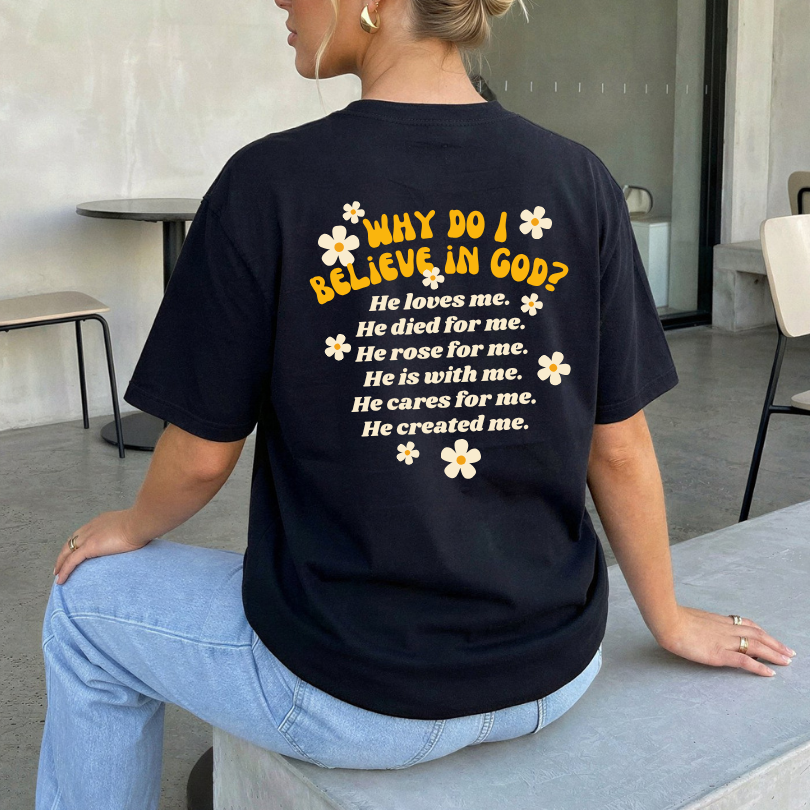 WHY DO I BELIEVE IN GOD? – Christliches T-Shirt 13 T-Shirt mit christlichem Glaubensspruch und Blumenmotiv auf Rücken.