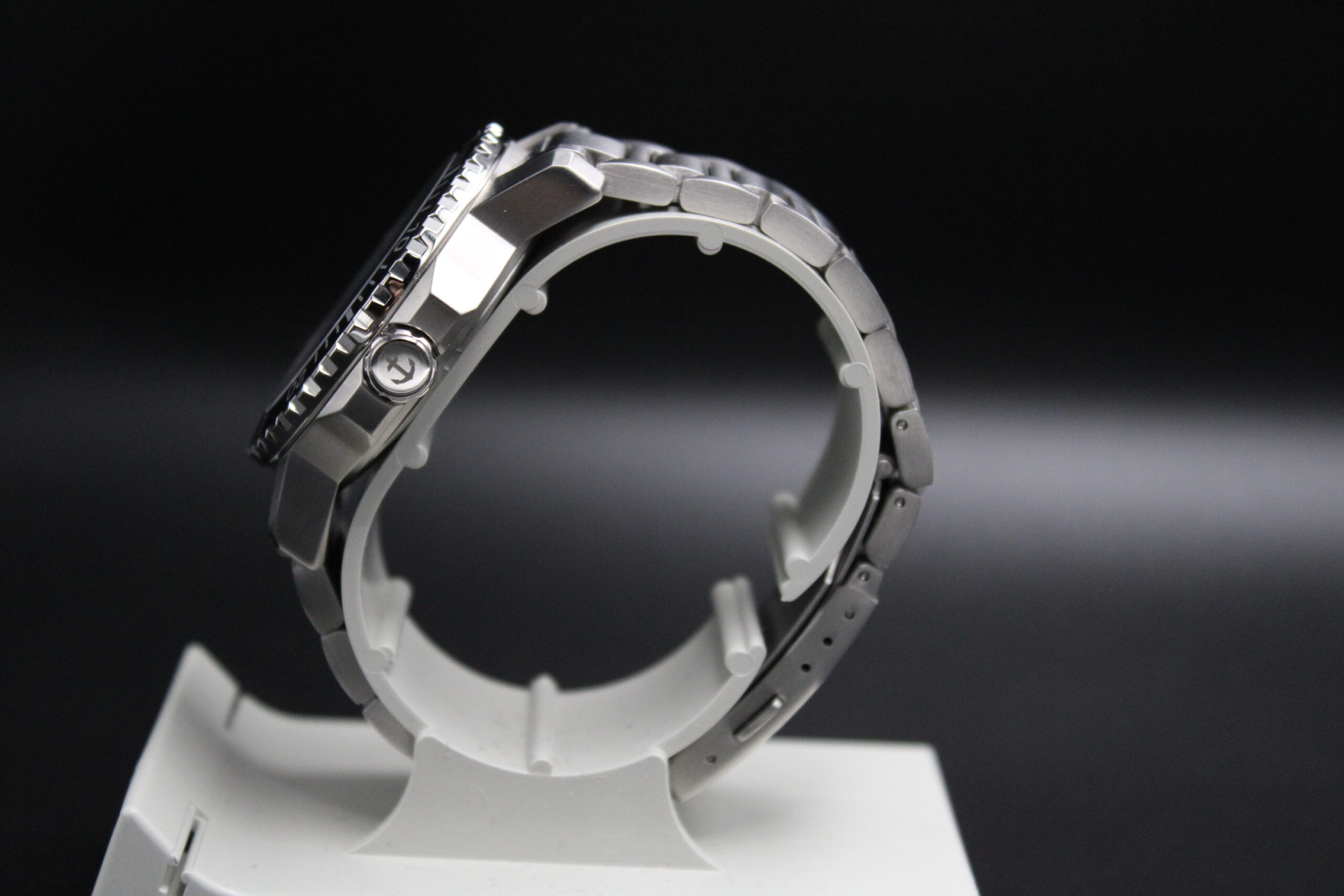 OCEAN OF FAITH - Schweizer Uhren inspiriert vom Glauben - Blau Edelstahl 4 Moderner silberner Armbanduhr mit Edelstahlarmband auf schwarzem Hintergrund.