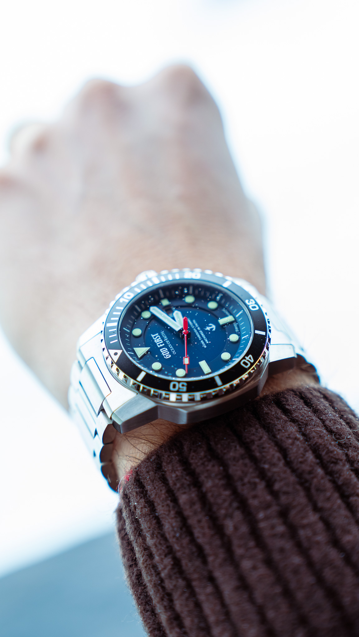 OCEAN OF FAITH - Schweizer Uhren inspiriert vom Glauben - Blau Edelstahl 2 Nahaufnahme einer Armbanduhr mit christlichem Design am Handgelenk.