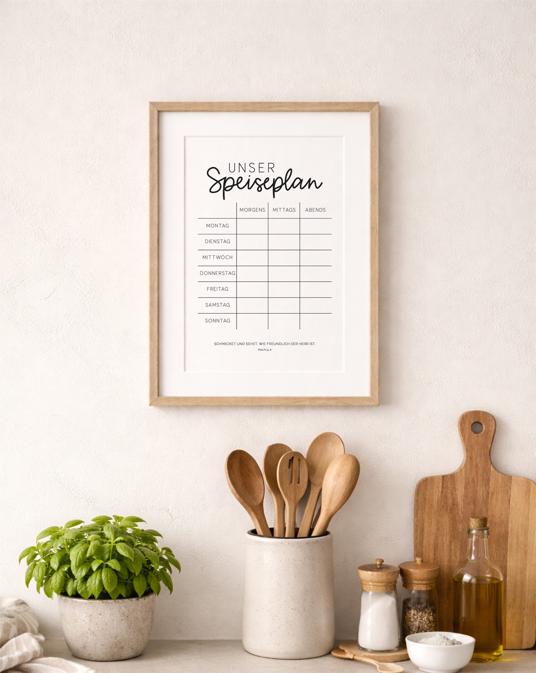Minimalist Essensplan an der Wand mit Holzlöffeln und Kräutertopf.