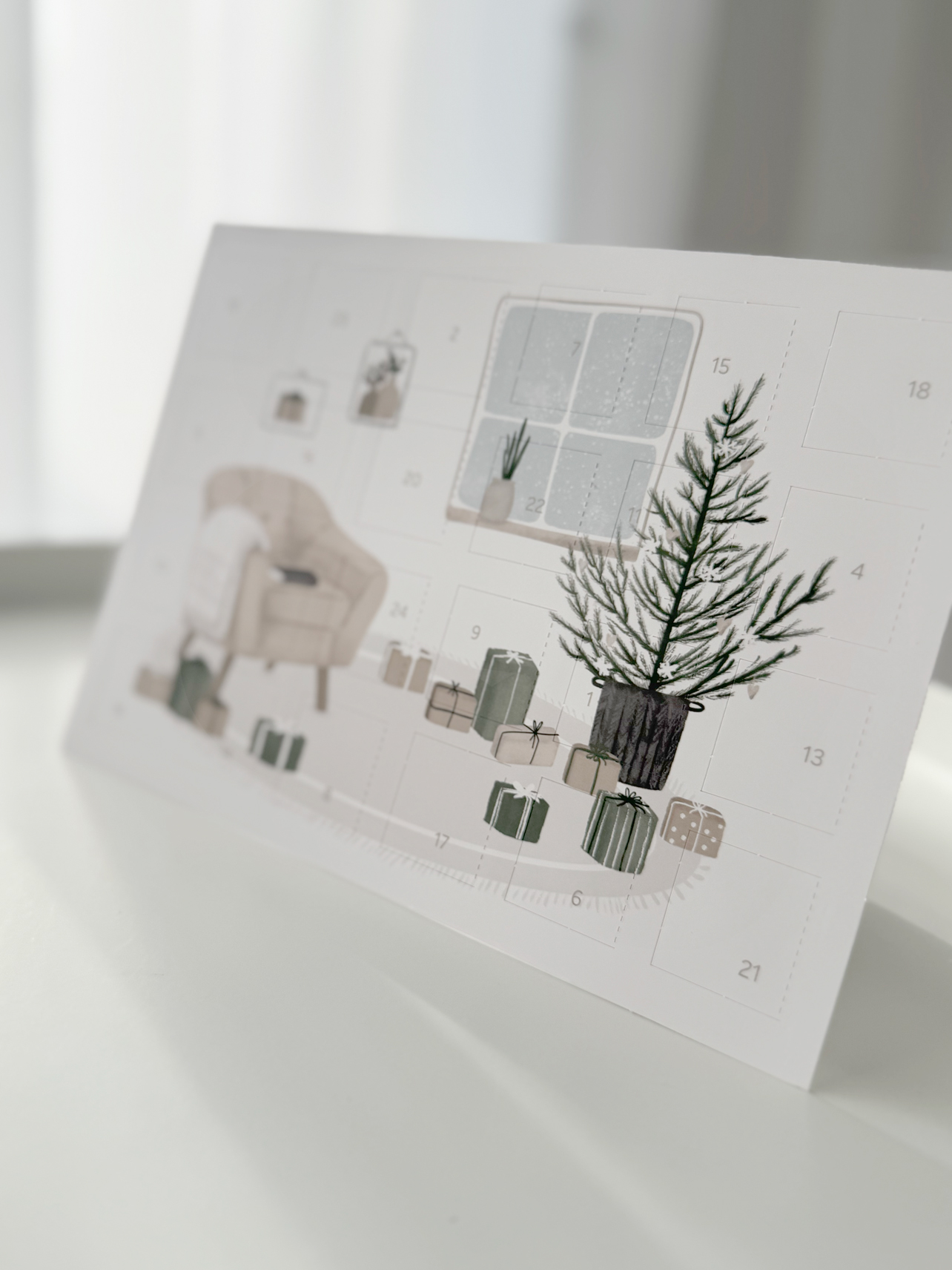 Weihnachtliche Dekoration mit Weihnachtsbaum und Geschenken auf einem Kalender.
